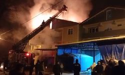 3 KATLI BİNANIN ÇATISI ALEV ALEV YANDI