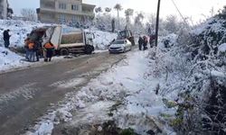 ÇÖP KAMYONU GERİ KAYDI: BİR İŞÇİ YARALANDI