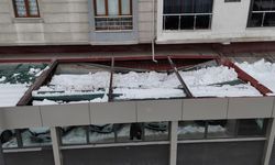 MARKETİN ÇATISI KAR BİRİKİNTİSİNDEN ÇÖKTÜ