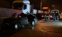 PARK HALİNDEKİ TIRA ÇARPAN OTOMOBİLDE 2 KİŞİ YARALANDI