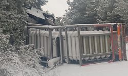 BUZLANMA SEBEBİYLE DOĞALGAZ TIRI DEVRİLDİ