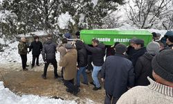 ARKA BAHÇESİNDE ÖLÜ BULUNAN KADIN TOPRAĞA VERİLDİ