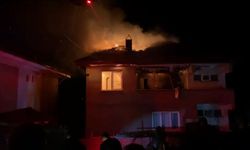 YENİCE'DE İKİ KATLI EVDE YANGIN PANİĞİ