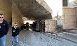 ÇANKIRI'DA TIR DEVRİLDİ 4 KİŞİ YARALANDI