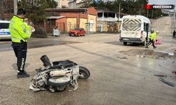 MOTOSİKLET VE MİNİBÜS ÇARPIŞTI: 1 AĞIR YARALI
