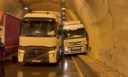 ALAPLI’DA TÜNEL İÇİNDE 2 TIR ÇARPIŞTI