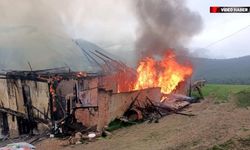 2 KATLI AHŞAP EV ALEVLERE TESLİM OLDU