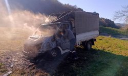 ALAPLI'DA SEYİR HALİNDEKİ KAMYONET YANDI