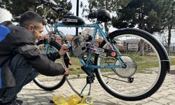 TOPLADIĞI MALZEMELERLE BİSİKLETİ MOBİLETE ÇEVİRDİ