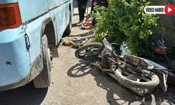 MOTOSİKLETLİ DOLMUŞUN ALTINDA KALDI