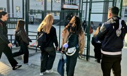 POLİS EKİPLERİ OKUL ÖNLERİNDE KUŞ UÇURTMUYOR