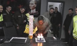 POLİSİ KARŞILARINDA GÖRÜNCE ÖNCE KAVGA ETTİLER SONRA PASTA KESTİLER