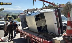SÜRÜCÜSÜNÜN KONTROLÜNDEN ÇIKAN OTOMOBİL DEVRİLDİ