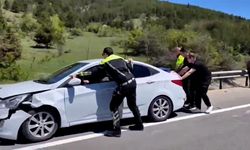 POLİSLER KAZA SONRASI ARACI KENARA İTEREK TRAFİĞİ RAHATLATTI