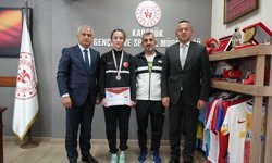 KARABÜKLÜ ZEYNEP GÜREŞTE TÜRKİYE İKİNCİSİ OLDU