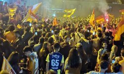 FENERBAHÇELİ TARAFTARLAR ŞAMPİYONLARI YALNIZ BIRAKMADI