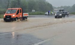 BARTINDA IRMAK TAŞTI KARA YOLUNU SU BASTI