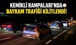 21 İLİN GEÇİŞ NOKTASINDA TRAFİK KİLİTLENDİ
