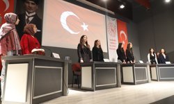 KARABÜK’TE MÜNAZARA HEYECANI: GENÇLER FİKİRLERİYLE YARIŞTI
