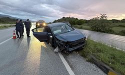 TEKERİ KOPAN OTOMOBİL REFÜJE ÇARPTI