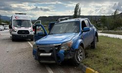 KAMYONET YOLDAN ÇIKIP TAKLA ATTI: 4 YARALI