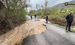 KARABÜKTE SAĞANAK FELAKETİ: 3 KİŞİ MAHSUR KALDI