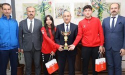 İL MÜDÜRÜ AKBAŞ ŞAMPİYON ÖĞRENCİLERİ MAKAMINDA AĞIRLADI