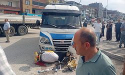 ALAPLI’DA MİNİBÜS MOTOSİKLETE ÇARPTI
