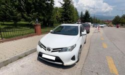 GERİ KAYAN ARAÇ OTOMOBİLE 3 KEZ VURDU