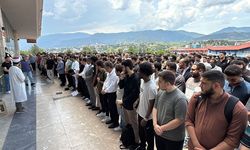 KAZADA ÖLEN ÜRDÜNLÜ ÖĞRENCİLER İÇİN GIYABİ CENAZE NAMAZI