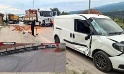 YOLA KONTROLSÜZ ÇIKAN KAMYONETE TIR ÇARPTI