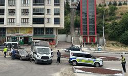OTOMOBİL VE KAMYONET ÇARPIŞTI: 1 YARALI