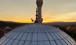 LEYLEKLER GÜN BATIMINI CAMİ KUBBESİNDE KARŞILADI