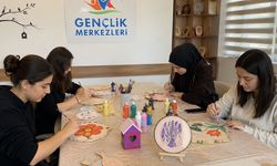 EFLANİ GENÇLİK MERKEZİ'NDE AHŞAP BOYAMA ATÖLYESİNE YOĞUN İLGİ