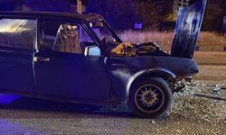 OTOMOBİL TIRA ARKADAN ÇARPTI 5 KİŞİ YARALANDI