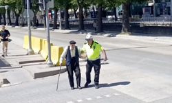 TÜRK POLİSİNDEN GÖNÜLLERİ ISITAN HAREKET