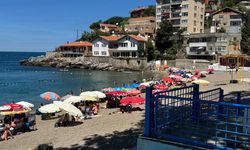 SOĞUK OLMASINA ALDIRIŞ ETMEDEN DENİZE GİRDİLER