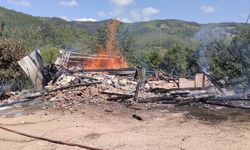 AZDAVAY'DA EV YANGINDA KULLANILMAZ HALE GELDİ
