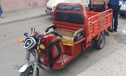 ELEKTRİKLİ MOTOSİKLETLE HAFİF TİCARİ ARAÇ ÇARPIŞTI: 5 YARALI