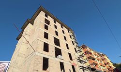 EŞİYLE TARTIŞTI İNŞAATIN ÇATISINA ÇIKTI