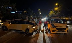 HAFİF TİCARİ ARAÇ İLE OTOMOBİL ÇARPIŞTI: 7 YARALI