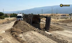 SAFRANBOLU’DA HAFRİYAT YÜKLÜ KAMYON DEVRİLDİ