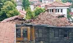 YAĞIŞ SONRASI TARİHİ BİNANIN ÇATISI ÇÖKTÜ