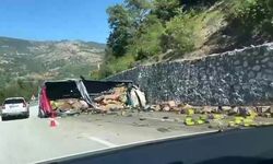 DEVREK’TE FRENİ BOŞALAN TIR DUVARA ÇARPTI: 1 ÖLÜ, 1 YARALI