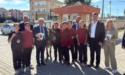 ÇOCUKLUK HAYALİNİ EŞEĞİYLE OKULLARA TAŞIDI