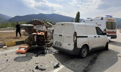 HANÖNÜ'NDE TİCARİ ARAÇLA TRAKTÖR ÇARPIŞTI
