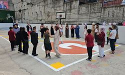UYUM HAFTASINDA ÖĞRENCİLERİ TÜRKÜLÜ MARŞLI KARŞILAMA