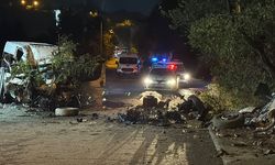 MİNİBÜS ÖNCE TRAFİK LEVHASINA SONRA AĞACA ÇARPTI: 6 YARALI