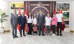 VALİ ÇAĞATAY'DAN BAŞARILI SPORCULARA HEDİYE