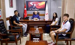ŞAMPİYON YÜZÜCÜLER'DEN COŞKUN GÜVENE'E ZİYARET